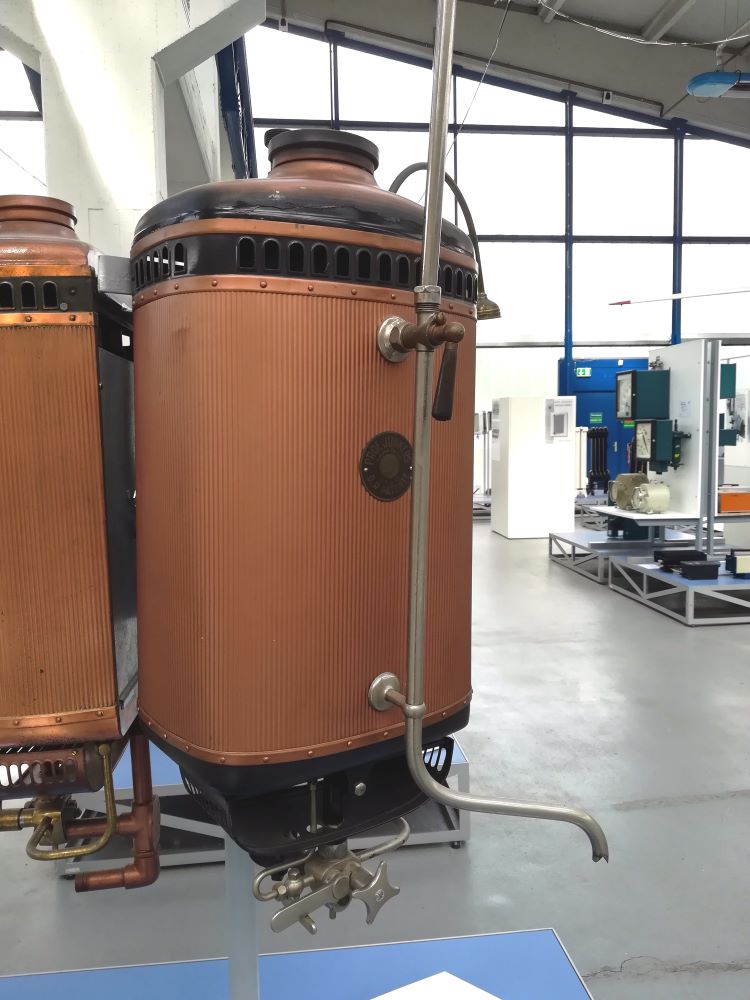 Bauhaus_Gasbadeofen_W32_Kupfer.jpg