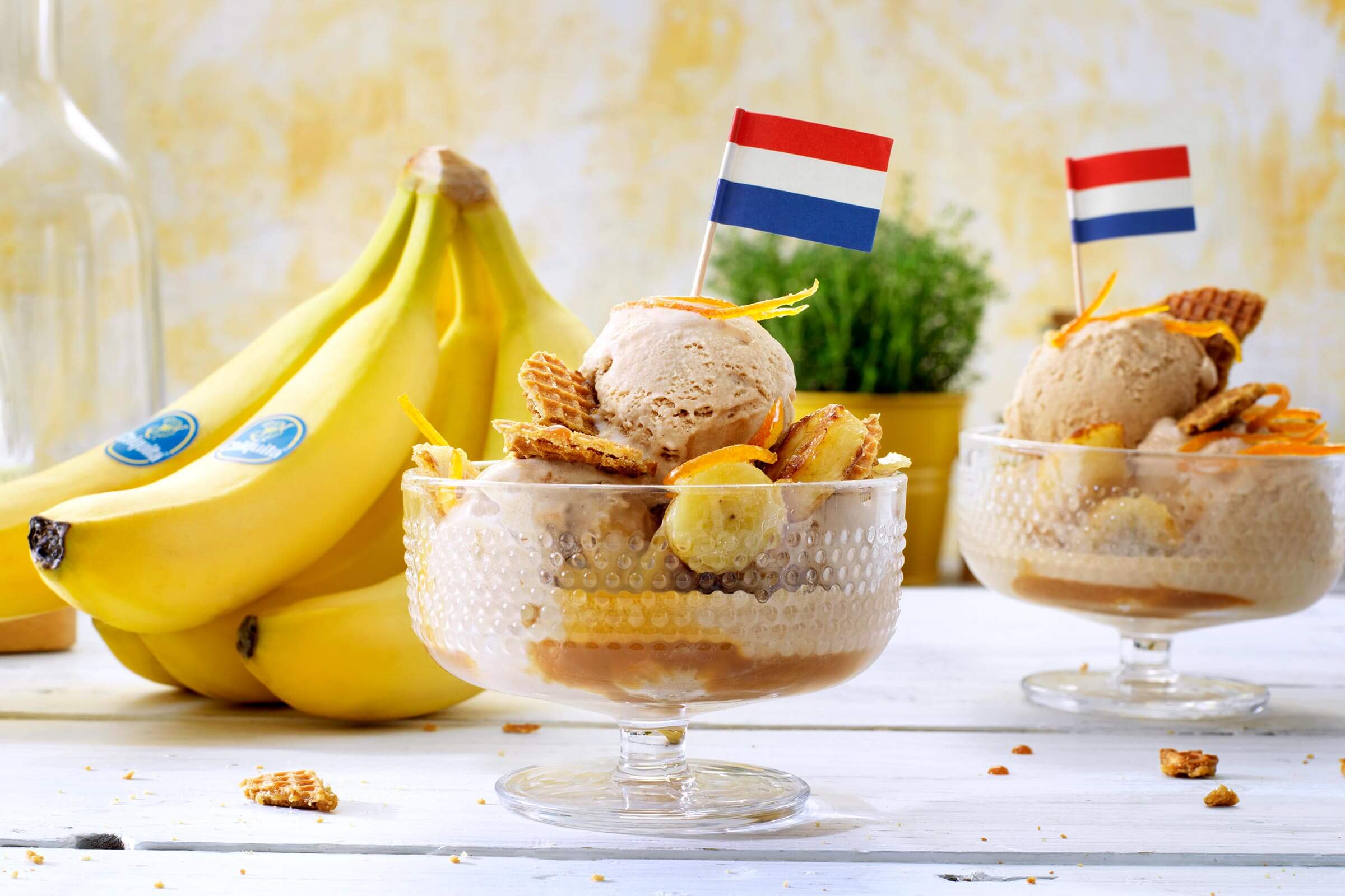 Cinnamon icecream with Chiquita banana and crunchy Dutch stroopwafel.jpg