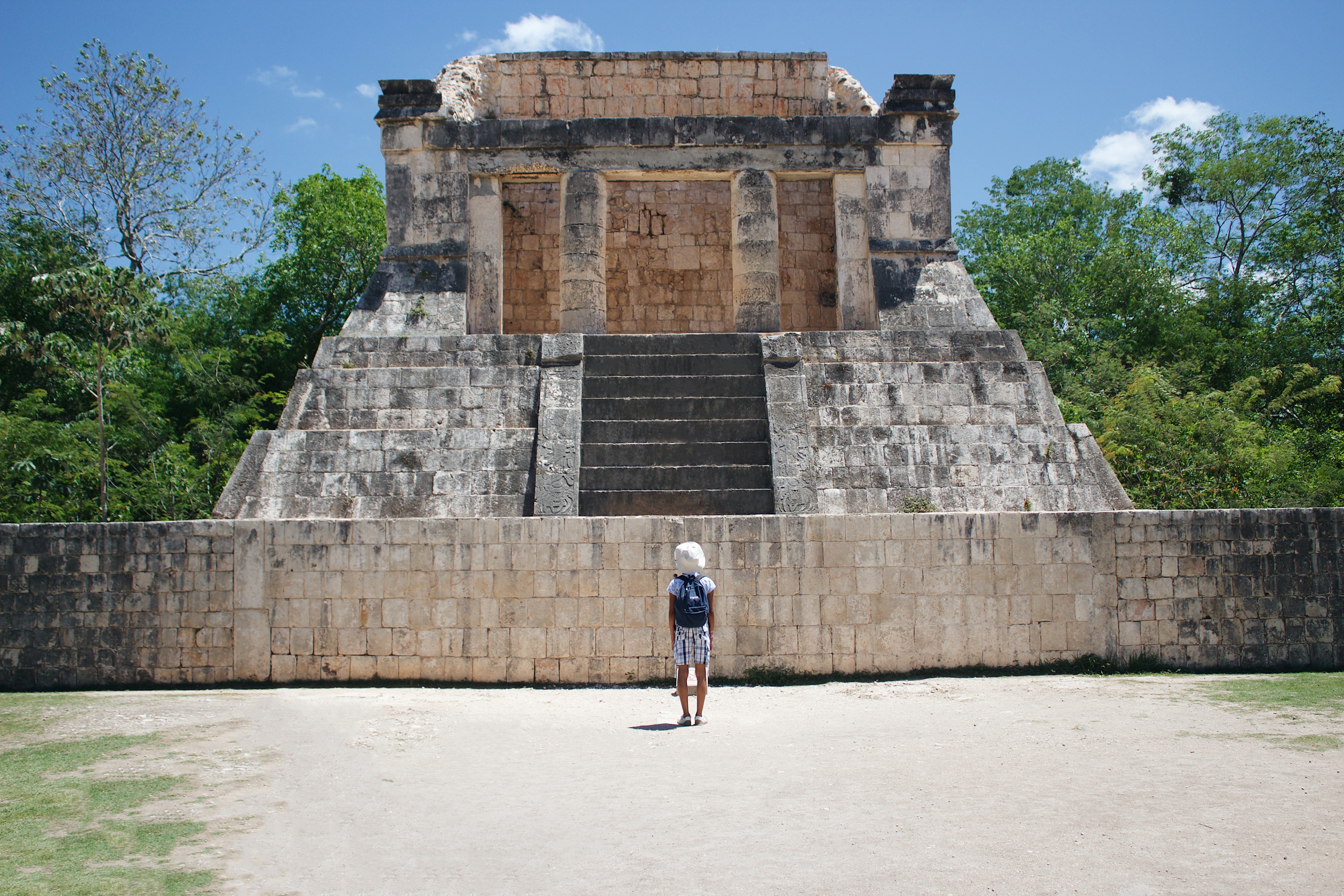 Person vor Maya-Ruine, blauer Himmel