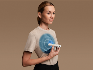 Withings_BeamO_Frau verwendet Stethoskop_Hintergrund beige.png