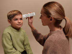 Withings_BeamO_Frau misst die Temperatur (in Fahrenheit) bei einem Kind.png